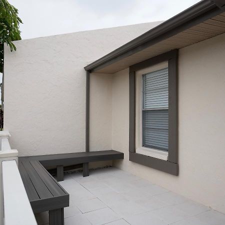 Oasis Villa Retreat แบรเดนตัน ภายนอก รูปภาพ