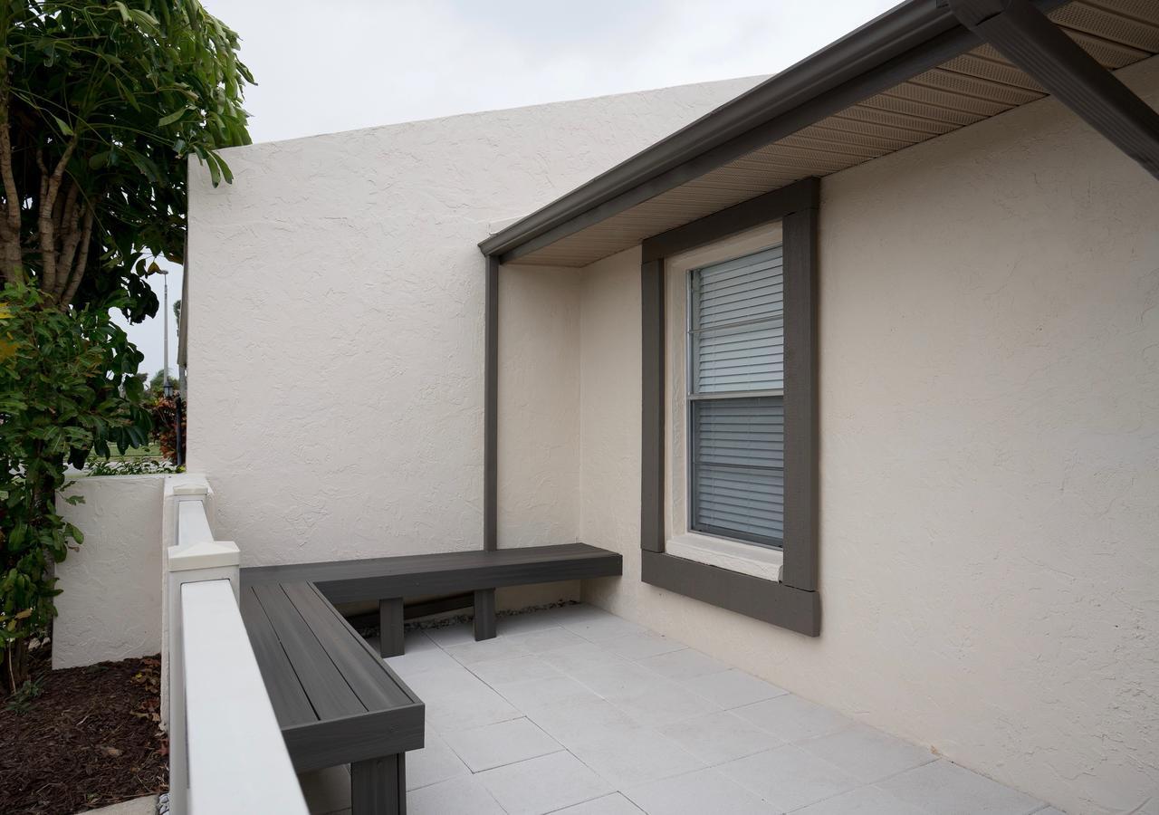 Oasis Villa Retreat แบรเดนตัน ภายนอก รูปภาพ